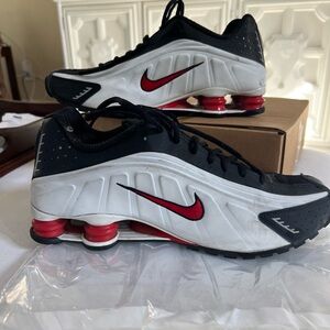 Nike SHOX R4 Platinum Tint Men's US Size 9.5 Shoes Black/White /Red Rare HTF